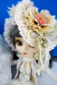 Galene's flowery headband that perfects her look!