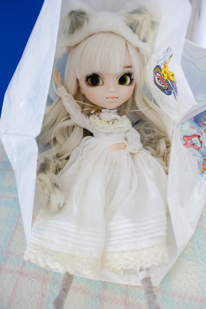 Pullip Nana-chan was released in 2014. Like all kitties she loves shopping bags!