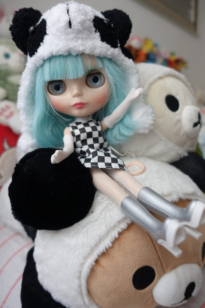 Neo-Blythe Ufo A Go-Go tried living with the pandas for a week!