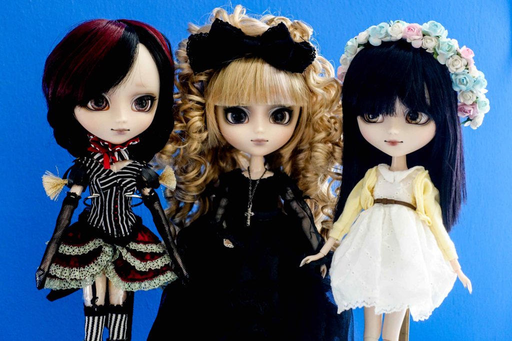 My three girls are united and look so pretty next to each other: Pullip Laura (2015), Seila (2012) and Alura (2015)!