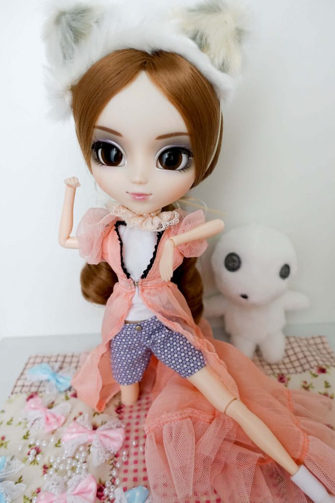 Pullip dressed as a cat in a mess