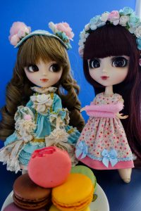 Pullip Marie and Bloody Red Hood (Carlie) with macarons.