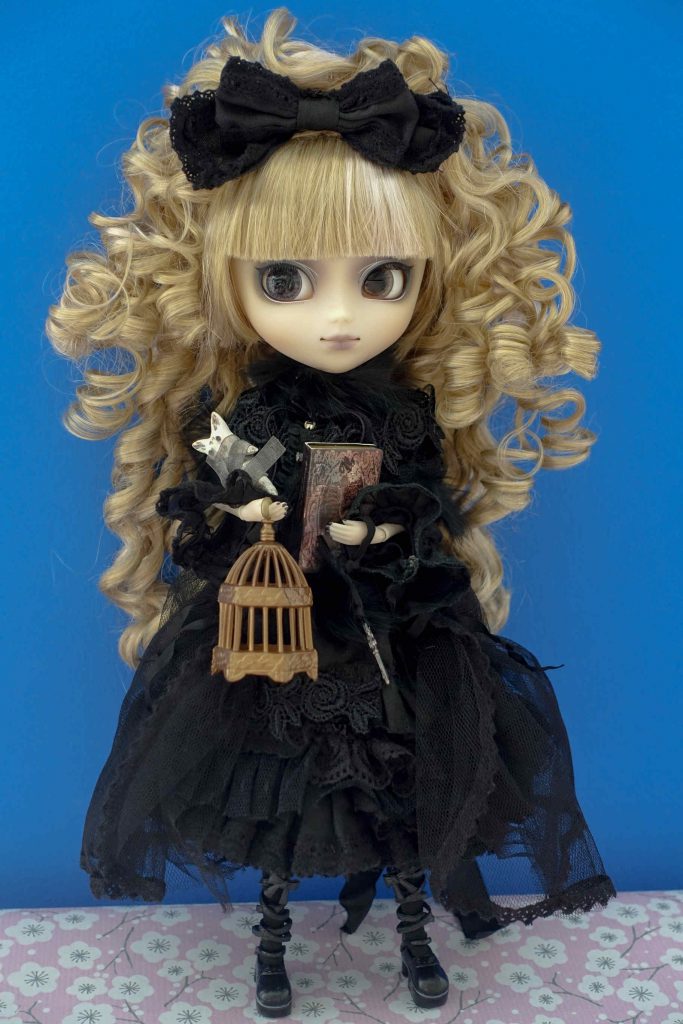 Pullip Seila was released in 2012 and embodies the perfect vision of a gothic lolita!