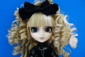 Seila's hair piece adds even more curls and volume!